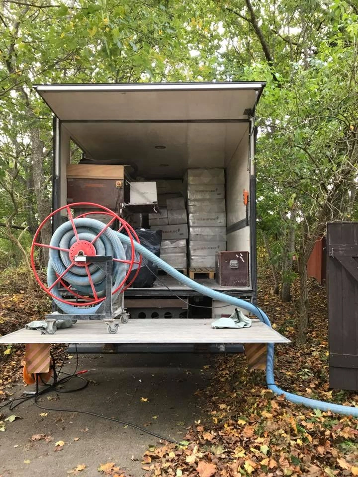 Sprutisolering i snedtak på Öland under pågående renovering