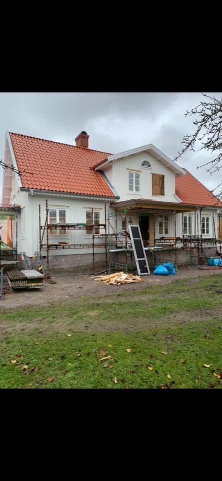 Isoleringsmaskin med slang för inblåsning av lösull